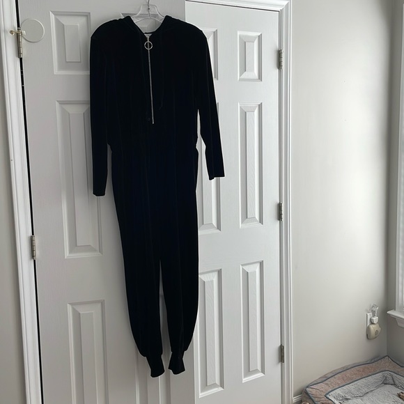Black velour jumpsuit - Picture 1 of 10